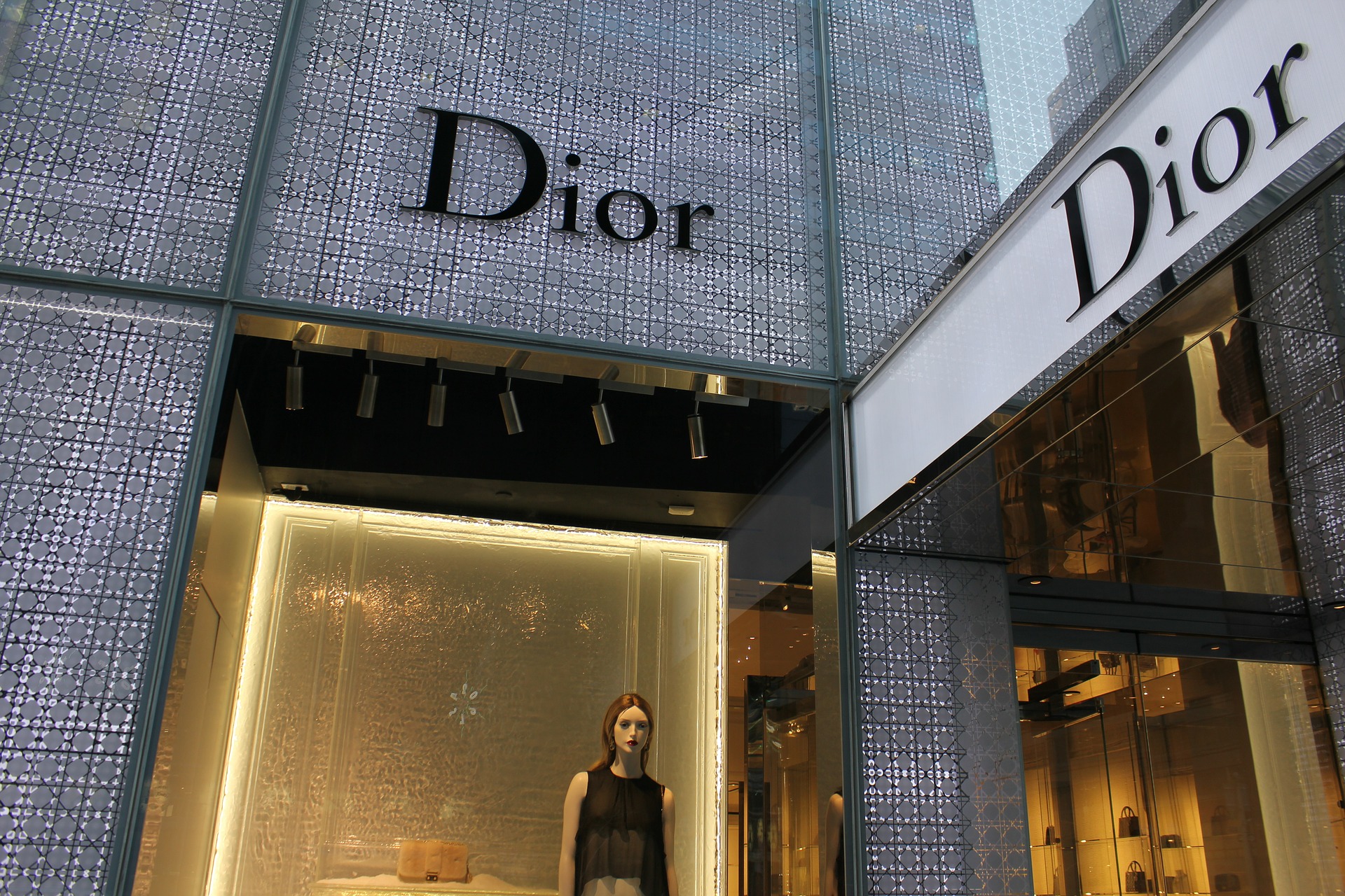 Компания Dior открыла бутик в магазине виниловых пластинок – Новости  ритейла и розничной торговли | Retail.ru