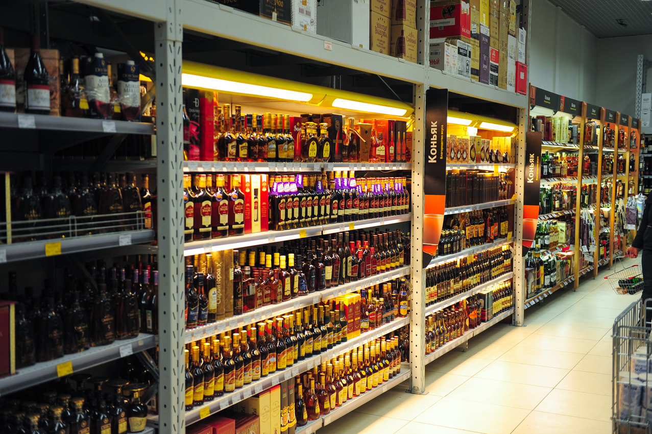 Цветовое и световое решение алкогольной секции располагает к покупке дорогих коньяков, виски.