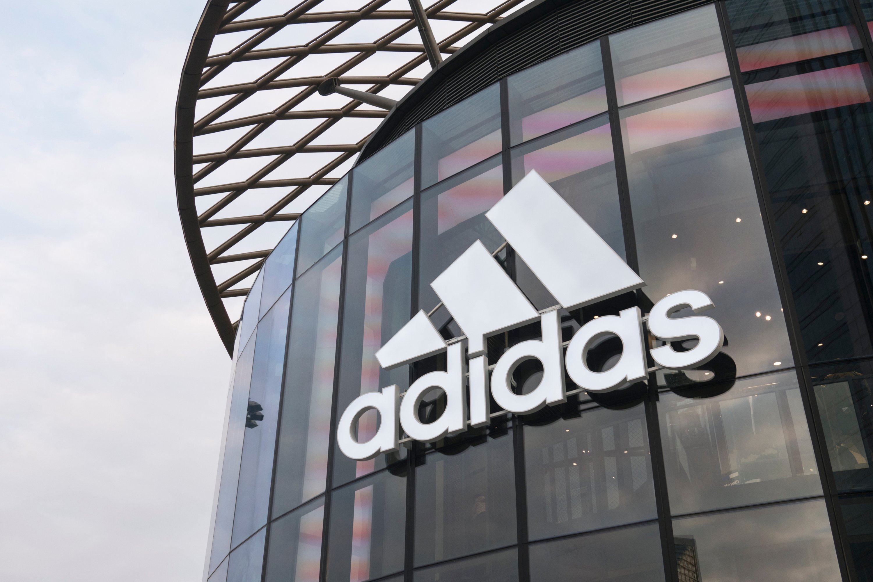 Adidas откроет флагманский магазин в центре Москвы – Новости ритейла и  розничной торговли | Retail.ru