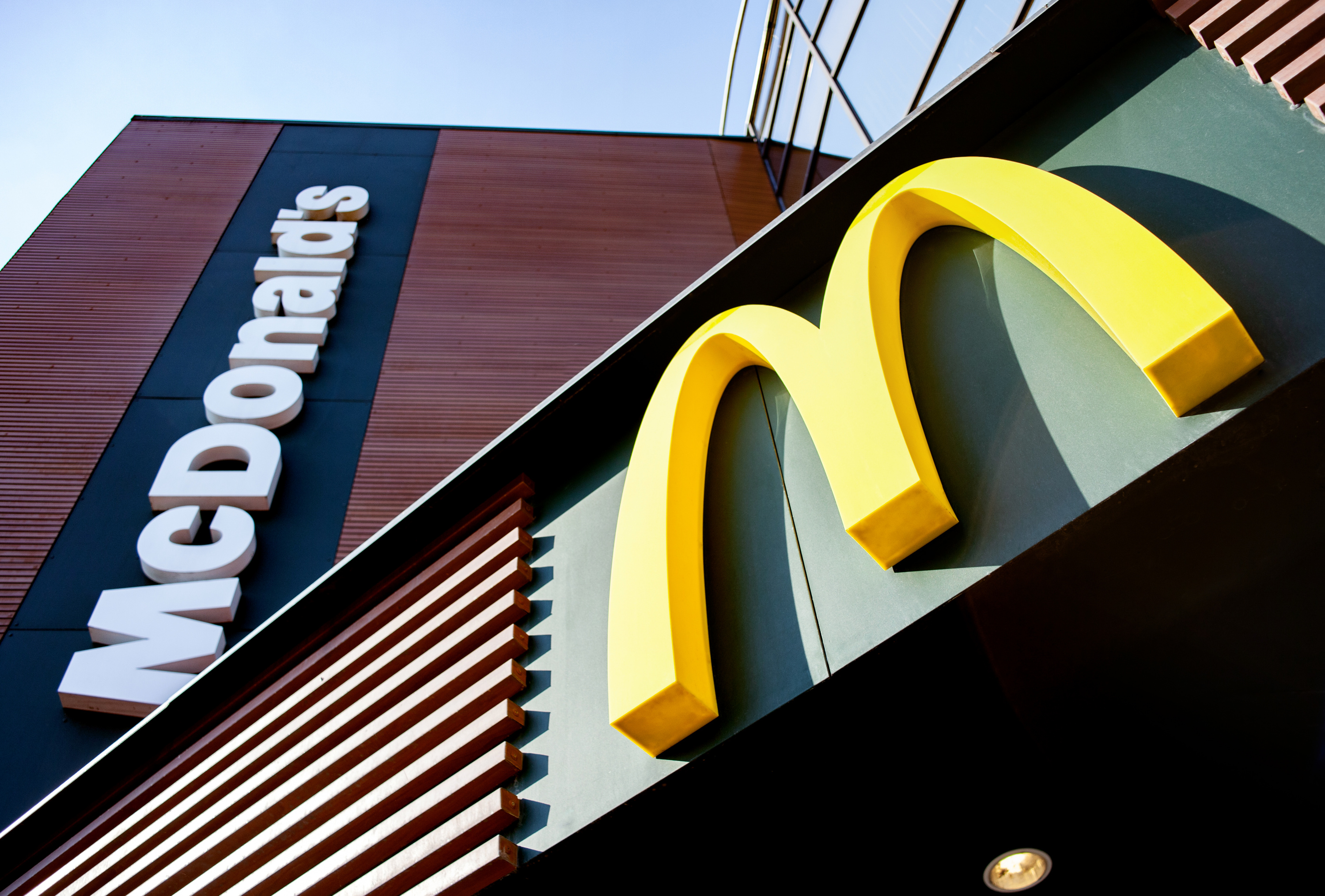 Mcdonald s. Макдональдс в России. Макдоналдс лого 2020. Макдоналдс Курск. Сеть ресторанов MCDONALD’S.