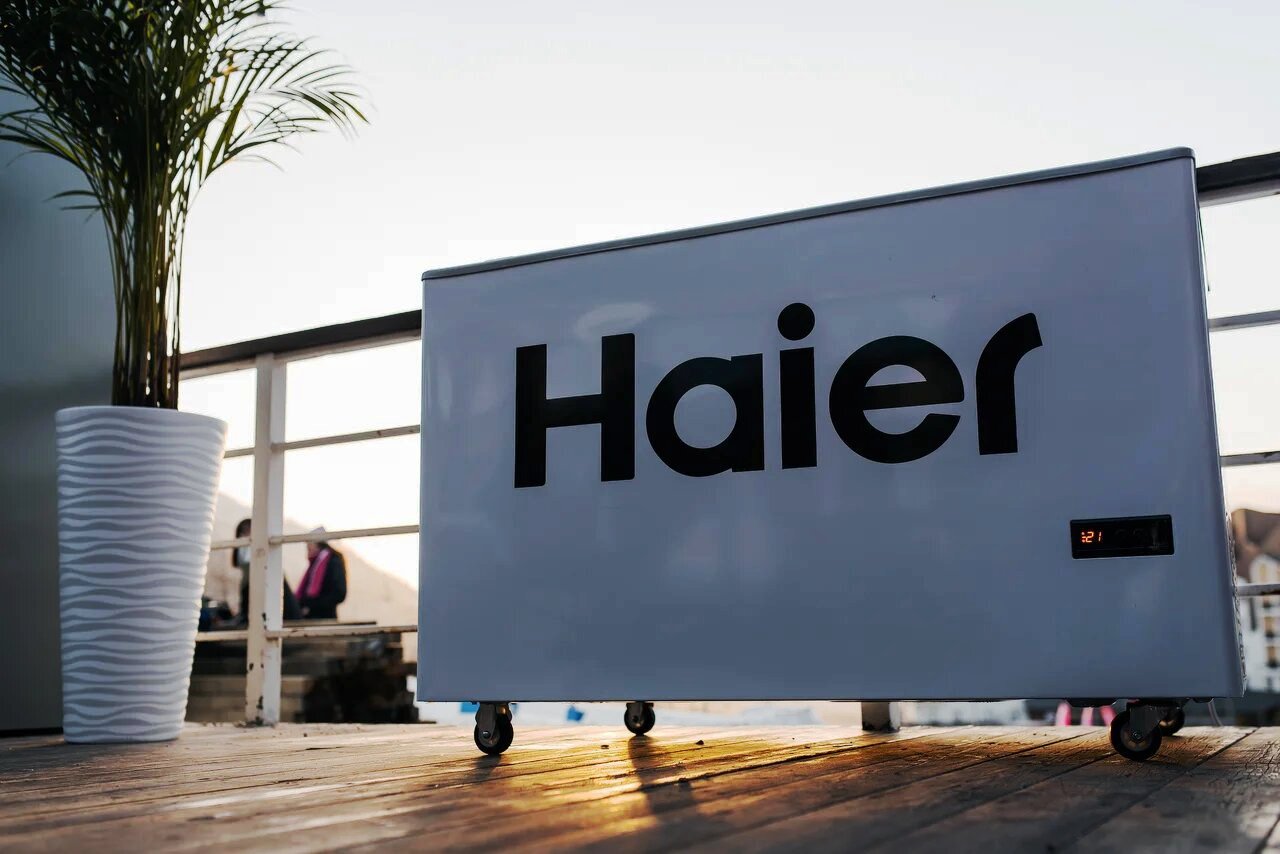 Фирма haier. Haier компания. Концерну Haier. Морозильный ларь Haier реклама. Машина с лого Хайер.