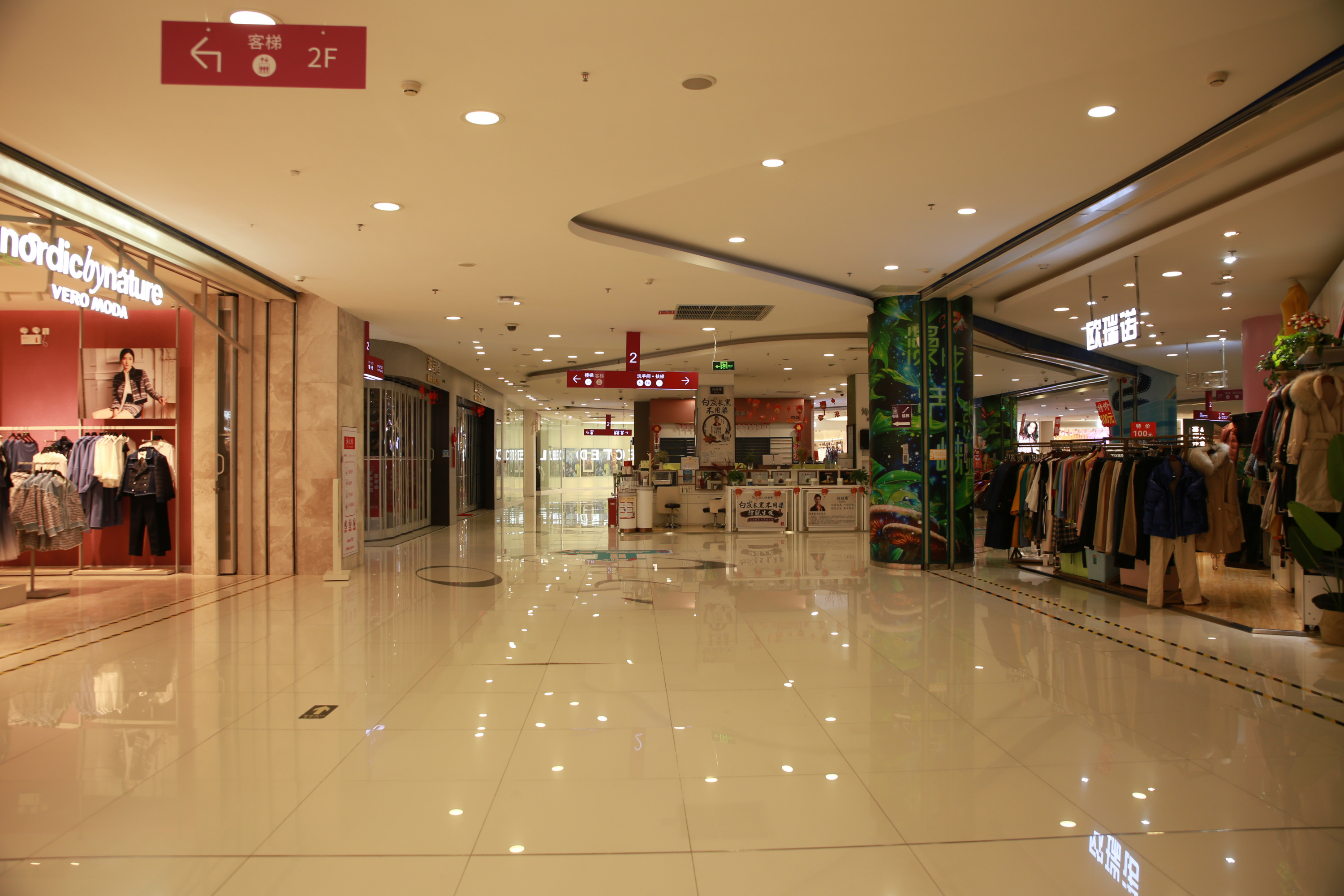 Пустующий торговый центр в Гонконге. Источник: qizai00/shutterstock