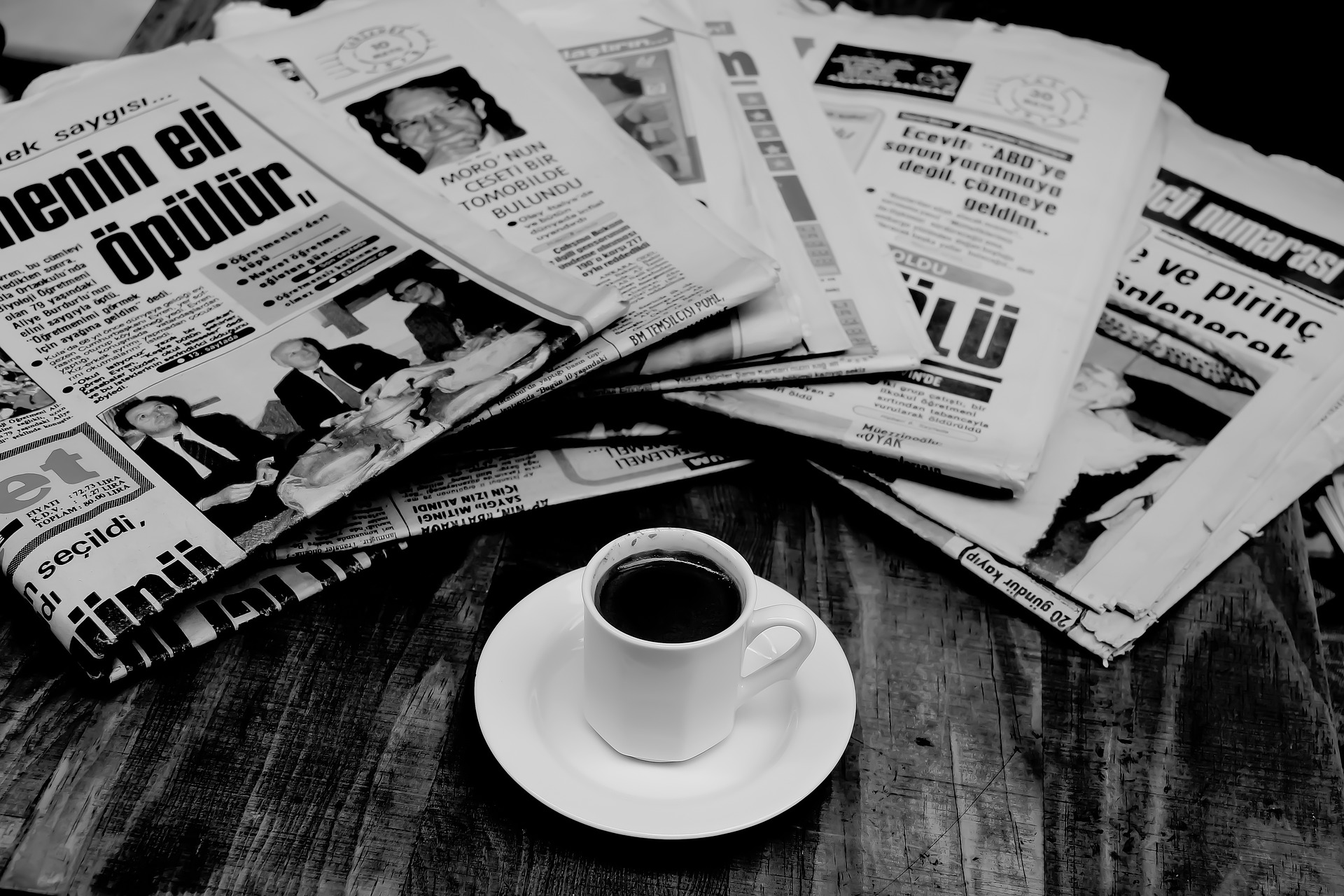 Чашка кофе и газета