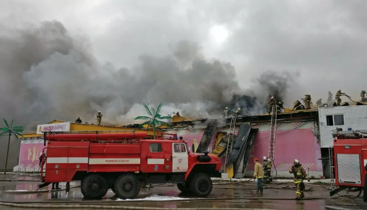 Пожар в магазине маяк рубцовск. Пожар в магазине. Сгорел магазин светофор. Пожар в магазине светофор. Пожар в Нижневартовске.