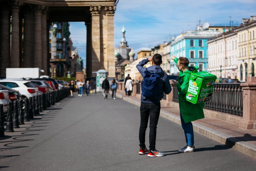 Туристы в санкт петербурге