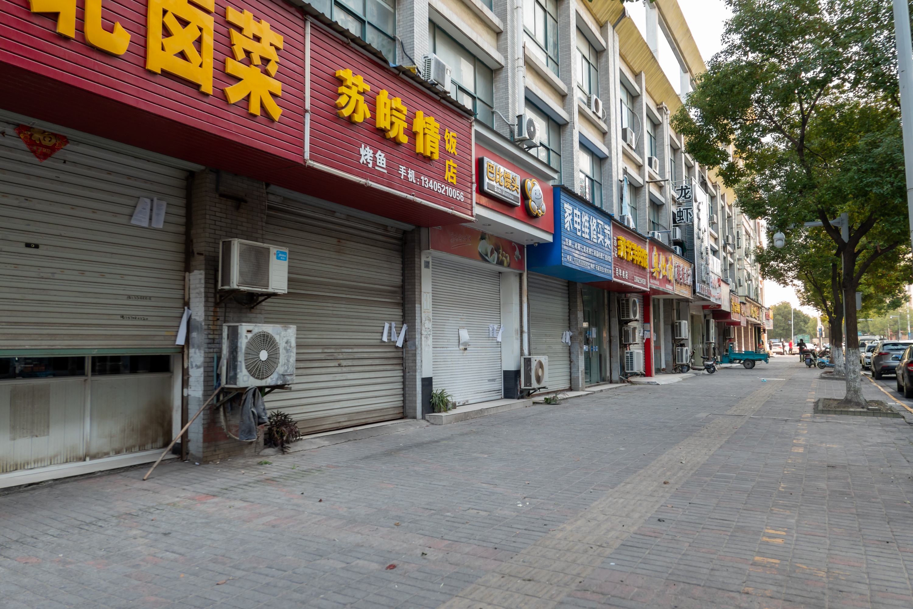 Закрытые магазины на торговой улице в китайском городе Сучжоу. Источник: tao xi/shuotterstock. 