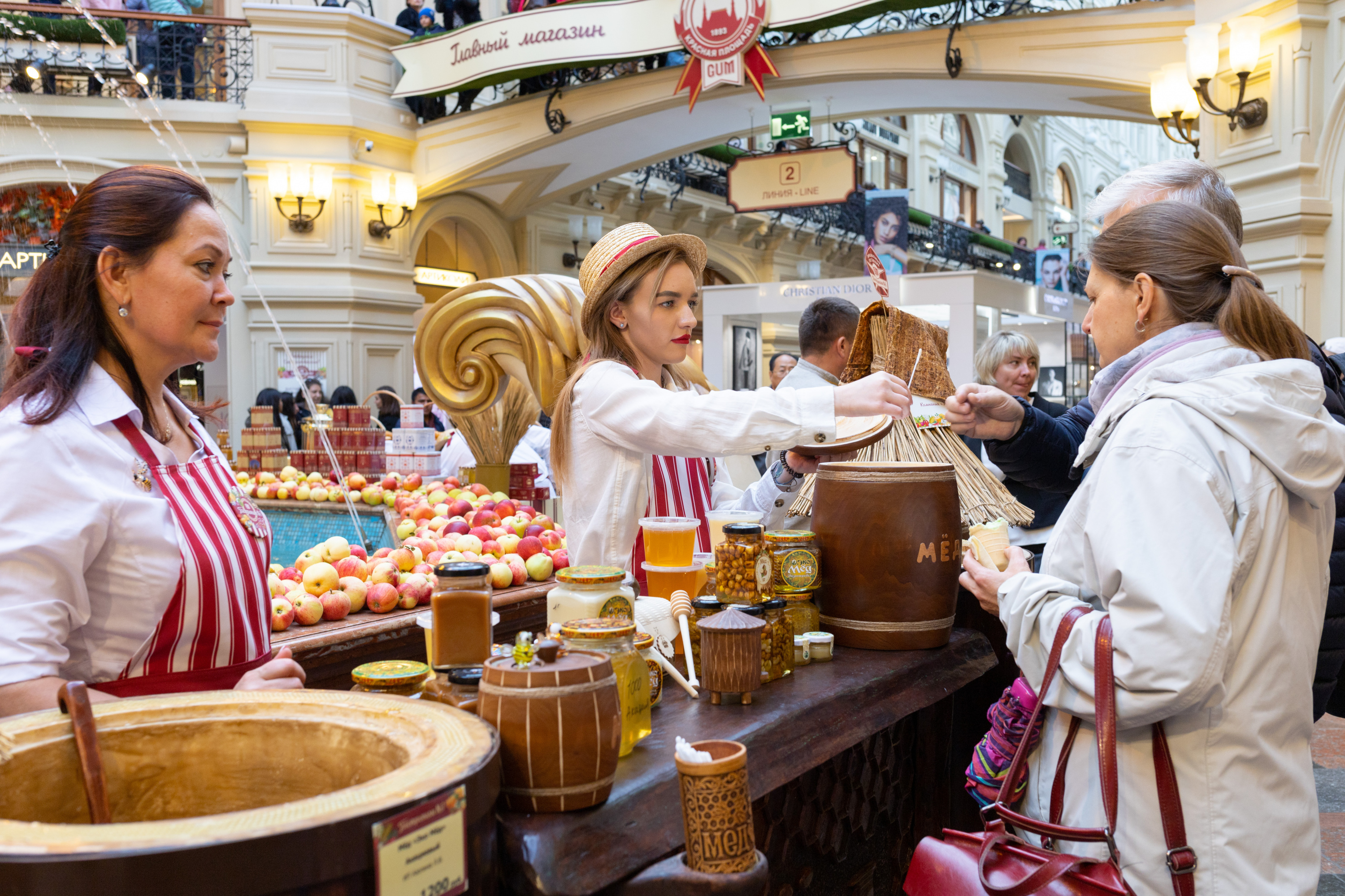 Many shops. Ресторан Мартьяныч. Ресторанный рынок. Мартьяныч трактир в ГУМЕ. Ресторан Мартьянычъ ГУМ.