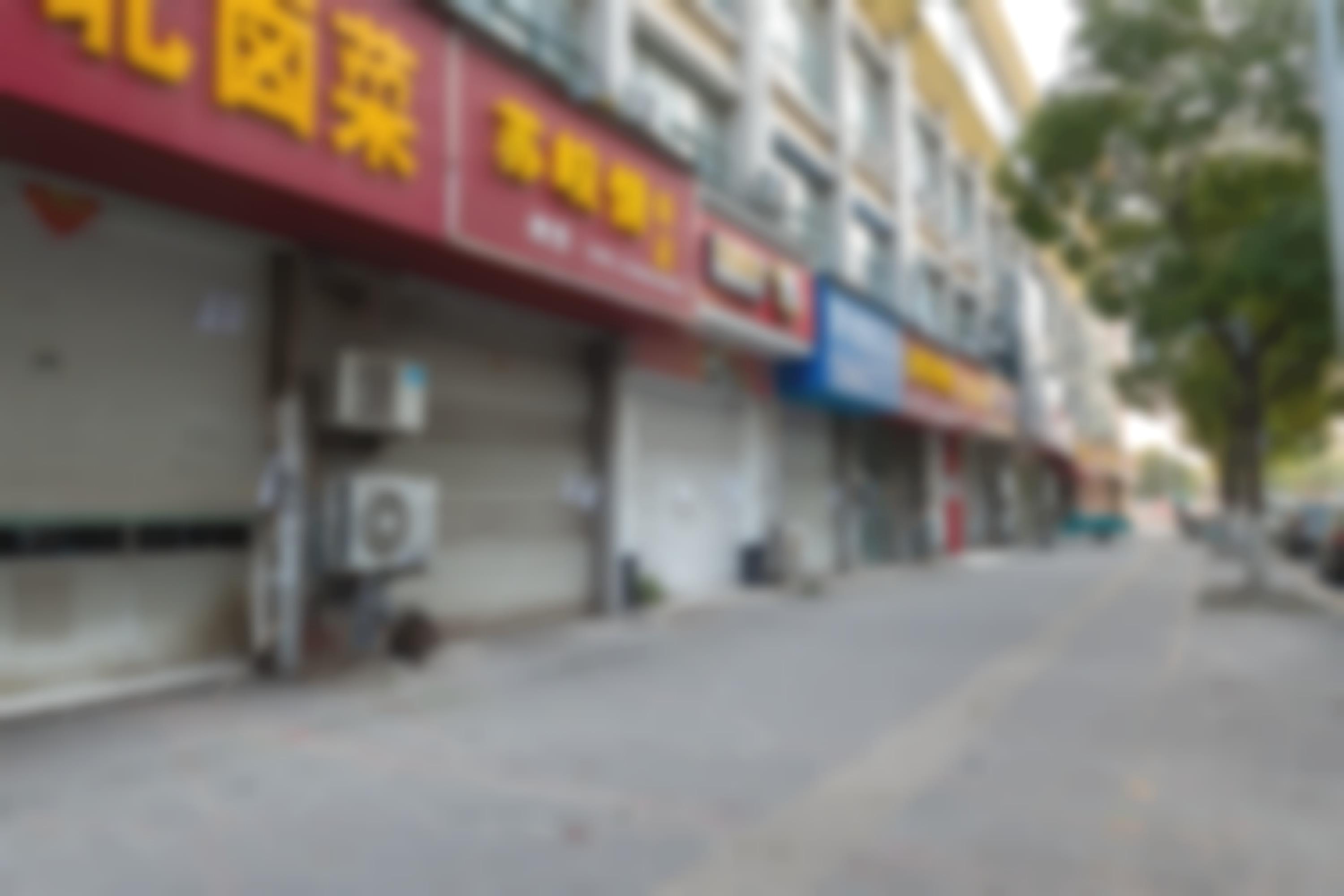 Закрытые магазины на торговой улице в китайском городе Сучжоу. Источник: tao xi/shuotterstock. 